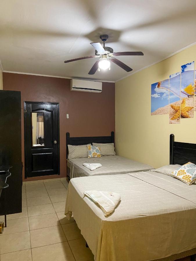 B Aparts Hotel Coxen Hole Exterior photo