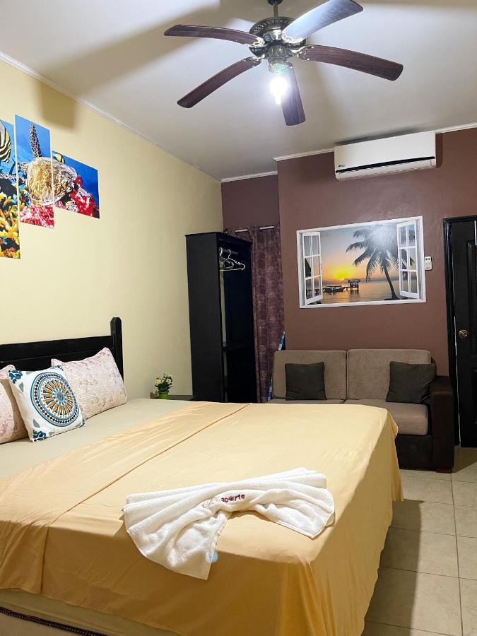 B Aparts Hotel Coxen Hole Exterior photo