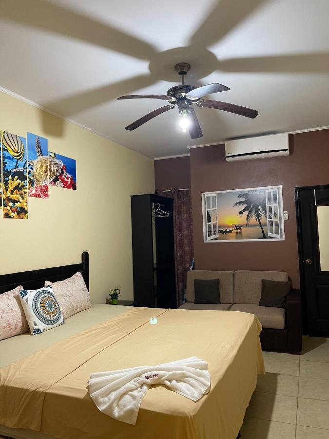 B Aparts Hotel Coxen Hole Exterior photo