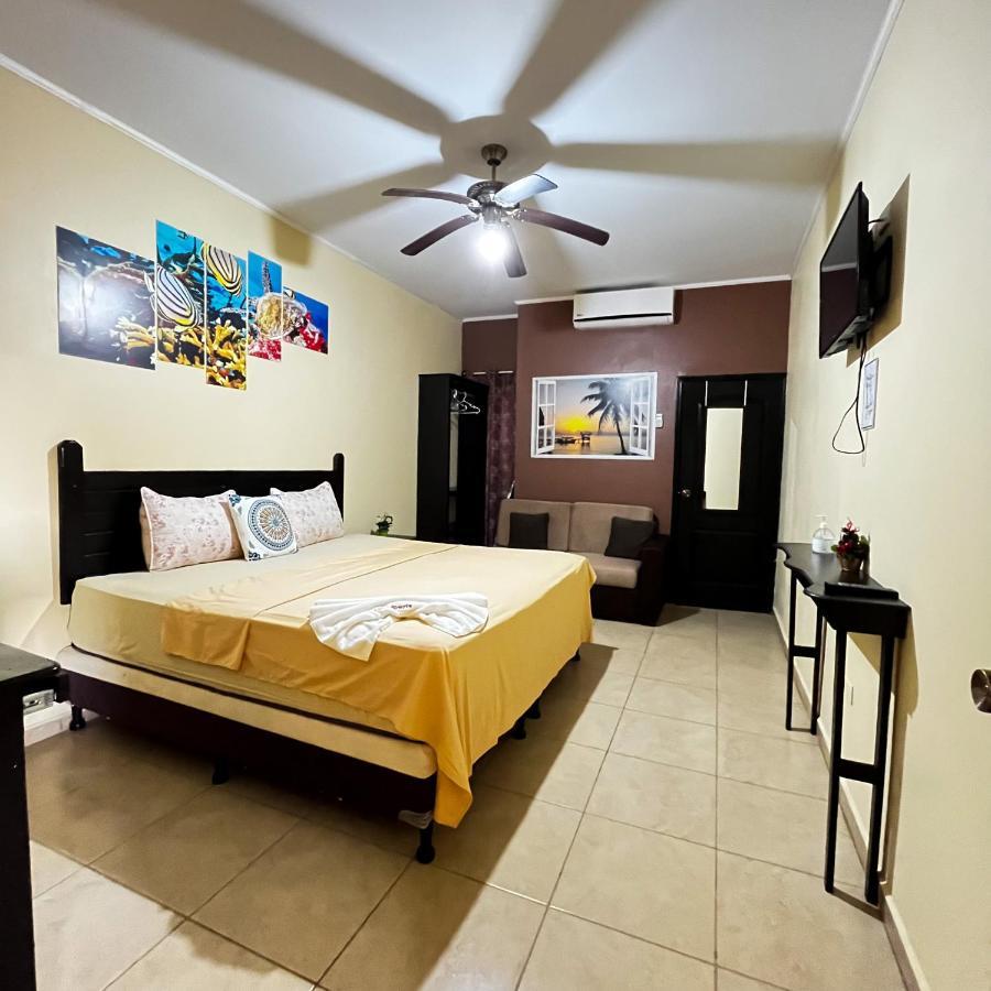 B Aparts Hotel Coxen Hole Exterior photo