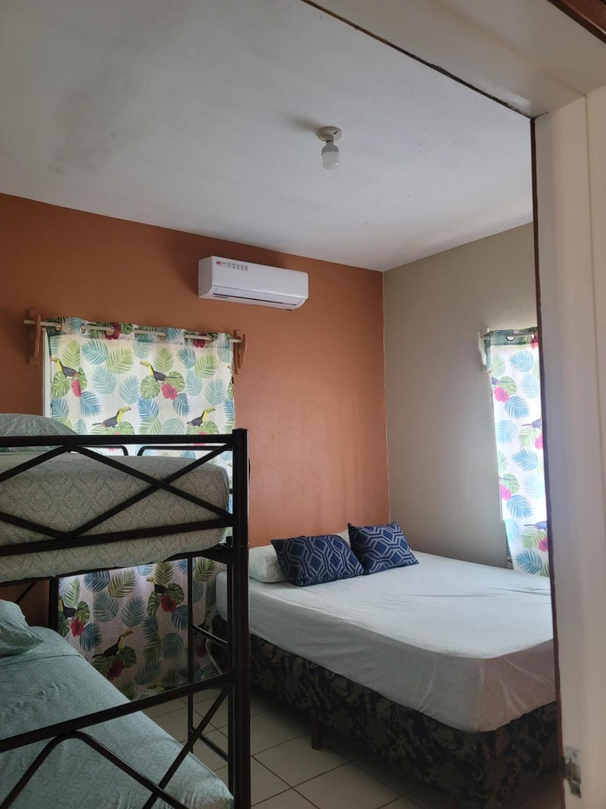 B Aparts Hotel Coxen Hole Exterior photo