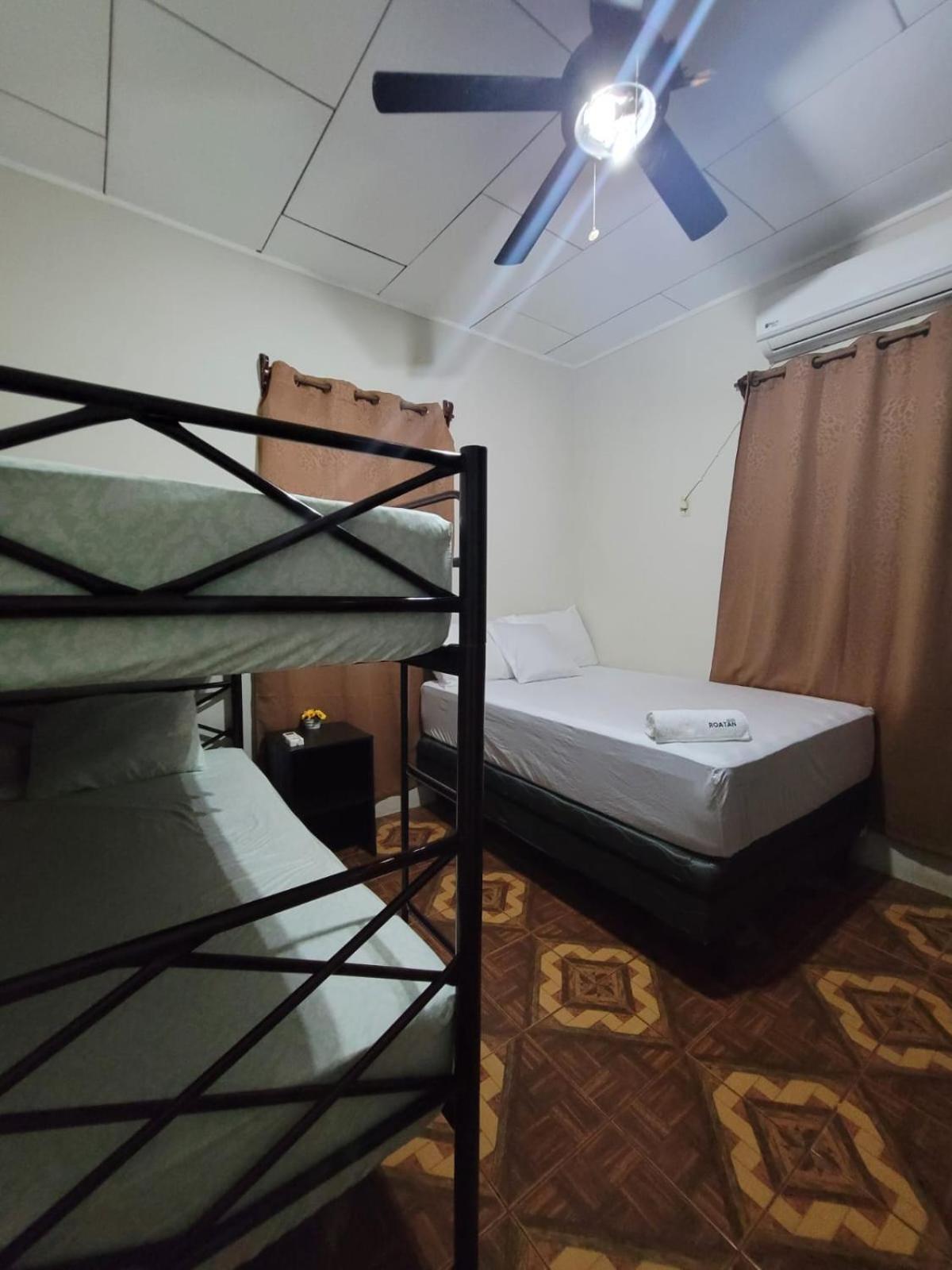 B Aparts Hotel Coxen Hole Exterior photo