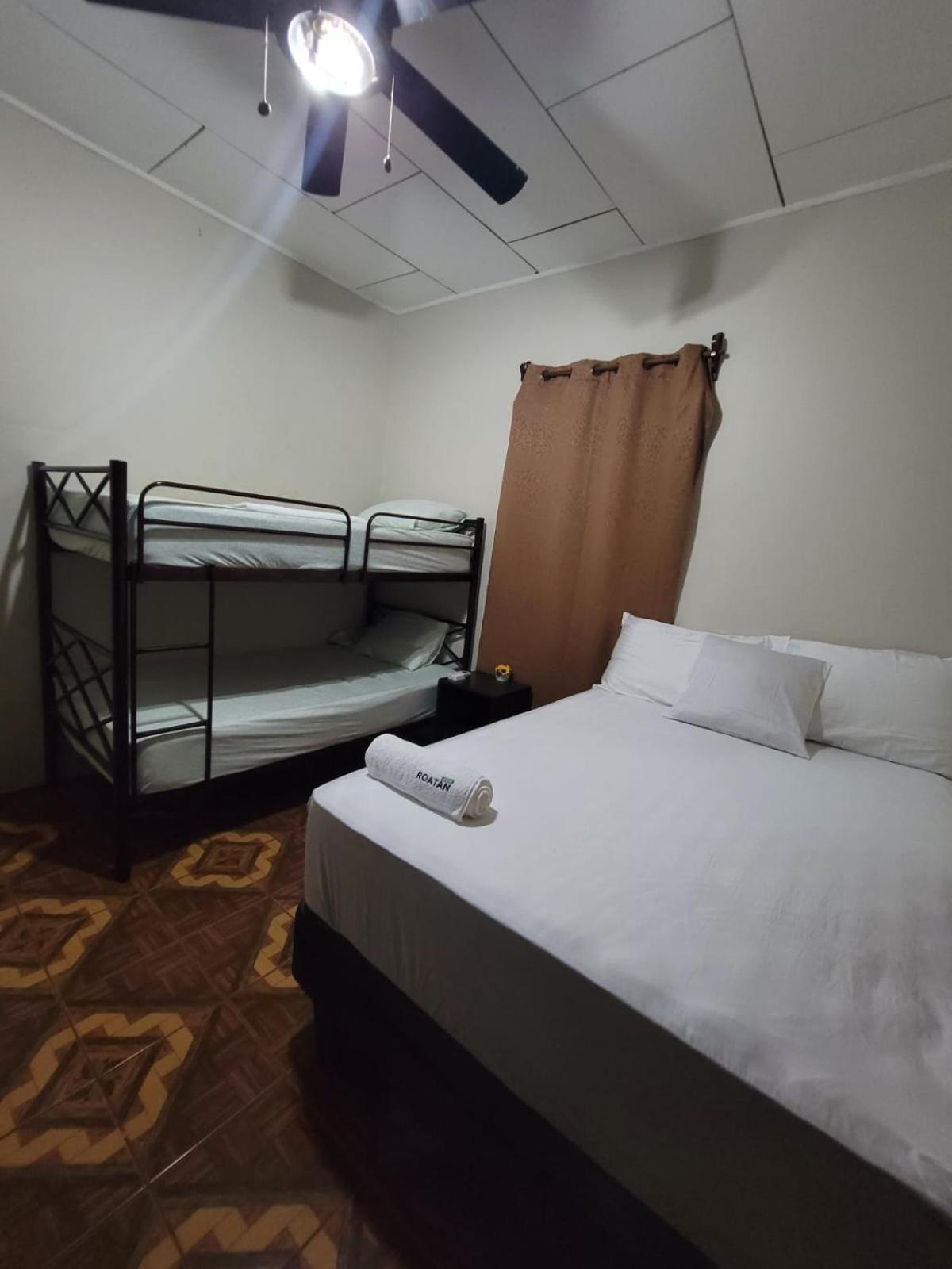 B Aparts Hotel Coxen Hole Exterior photo