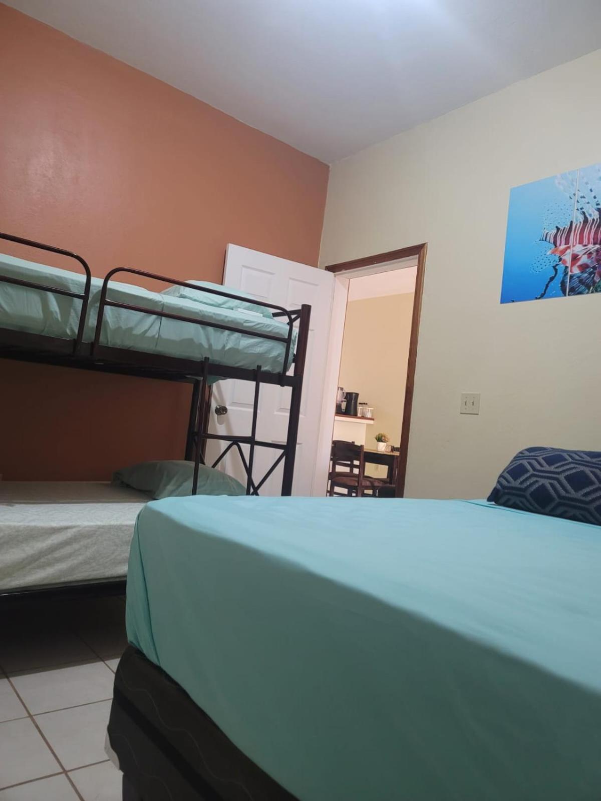 B Aparts Hotel Coxen Hole Exterior photo