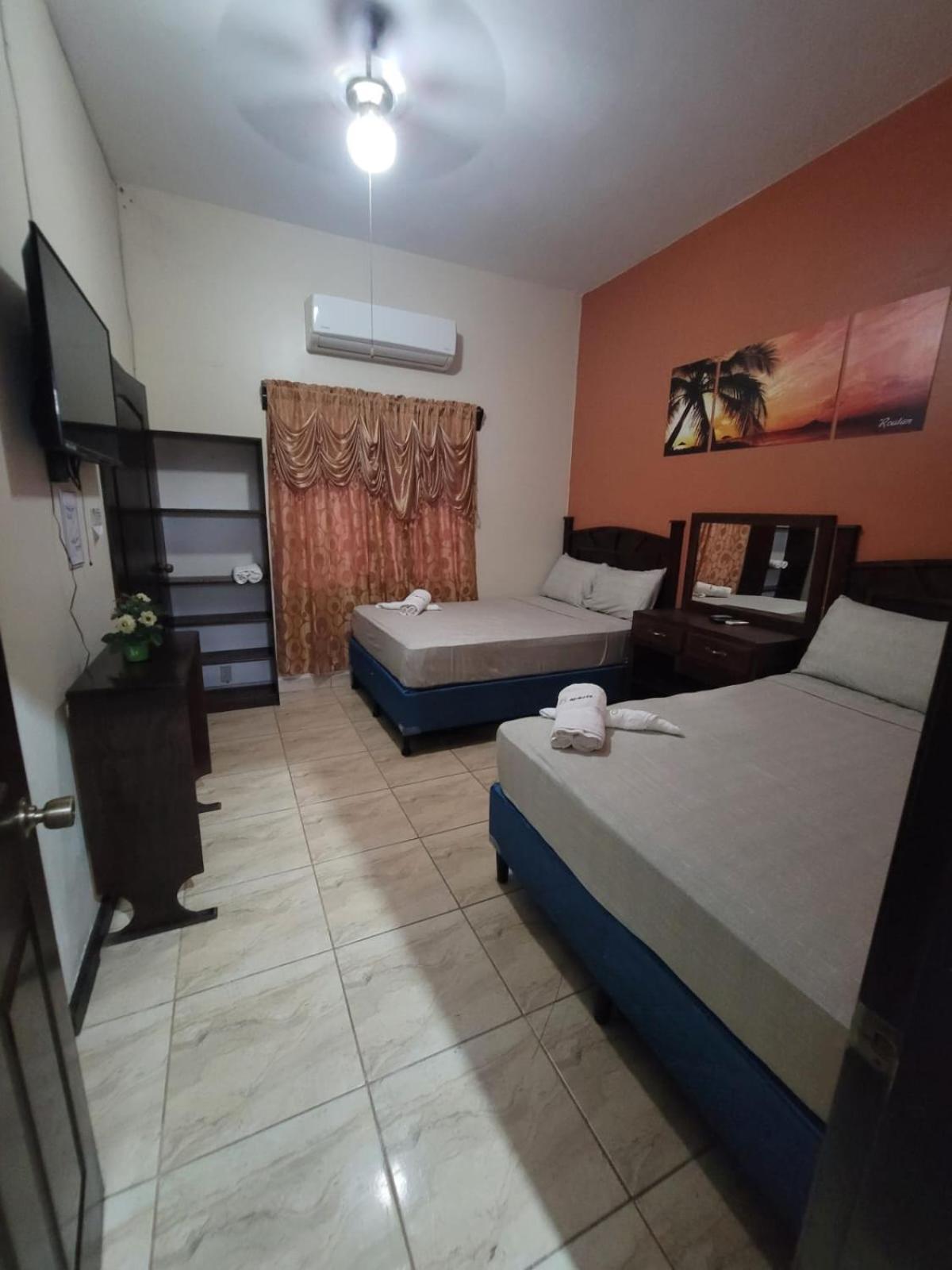 B Aparts Hotel Coxen Hole Exterior photo