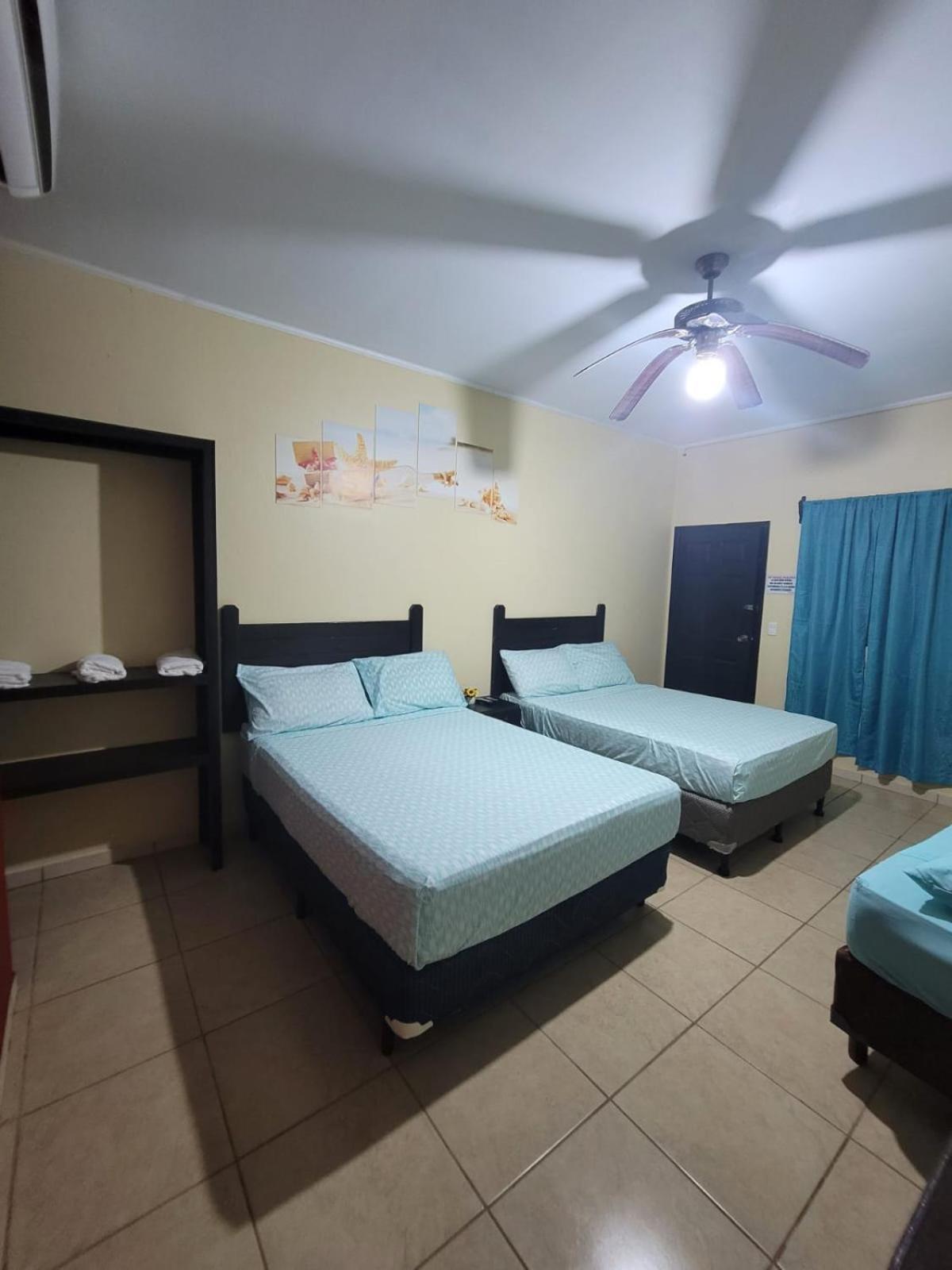 B Aparts Hotel Coxen Hole Exterior photo