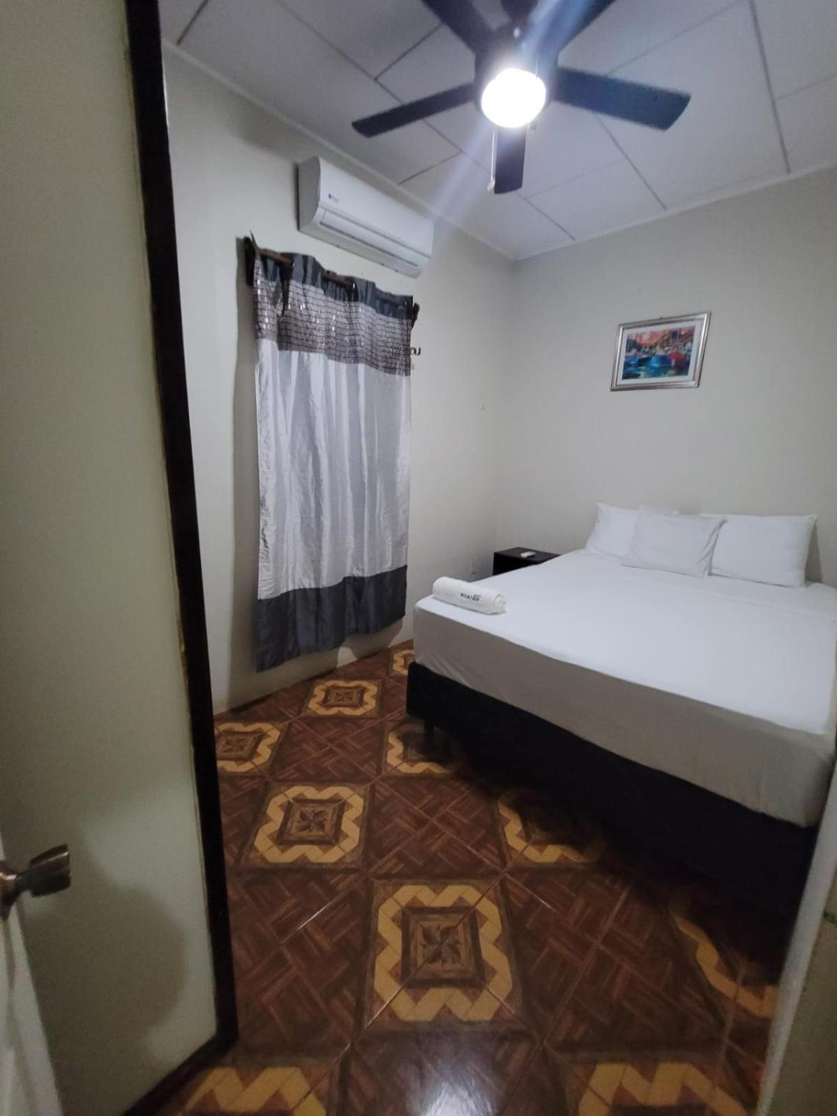 B Aparts Hotel Coxen Hole Exterior photo