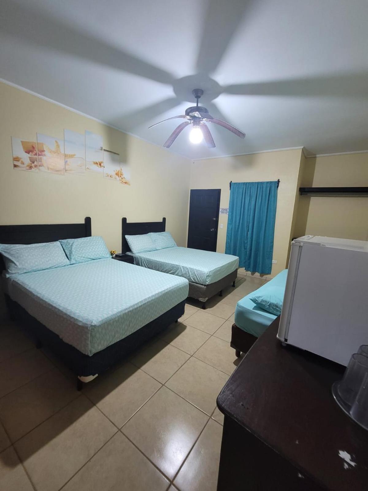 B Aparts Hotel Coxen Hole Exterior photo