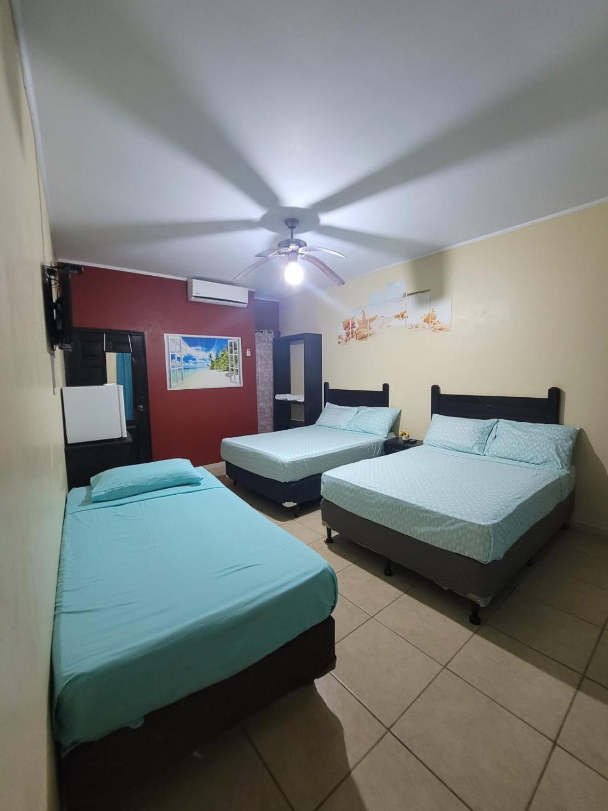B Aparts Hotel Coxen Hole Exterior photo