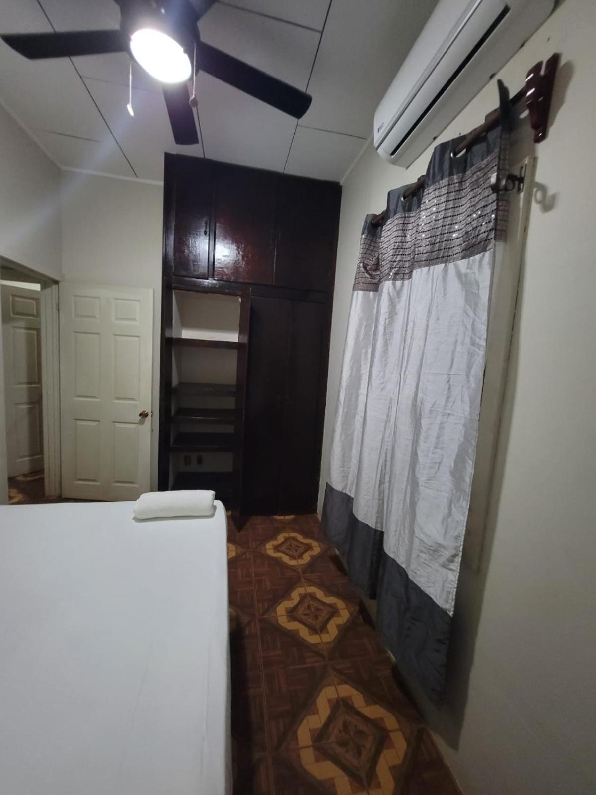 B Aparts Hotel Coxen Hole Exterior photo