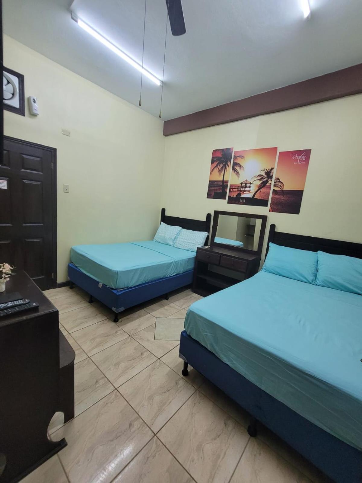 B Aparts Hotel Coxen Hole Exterior photo