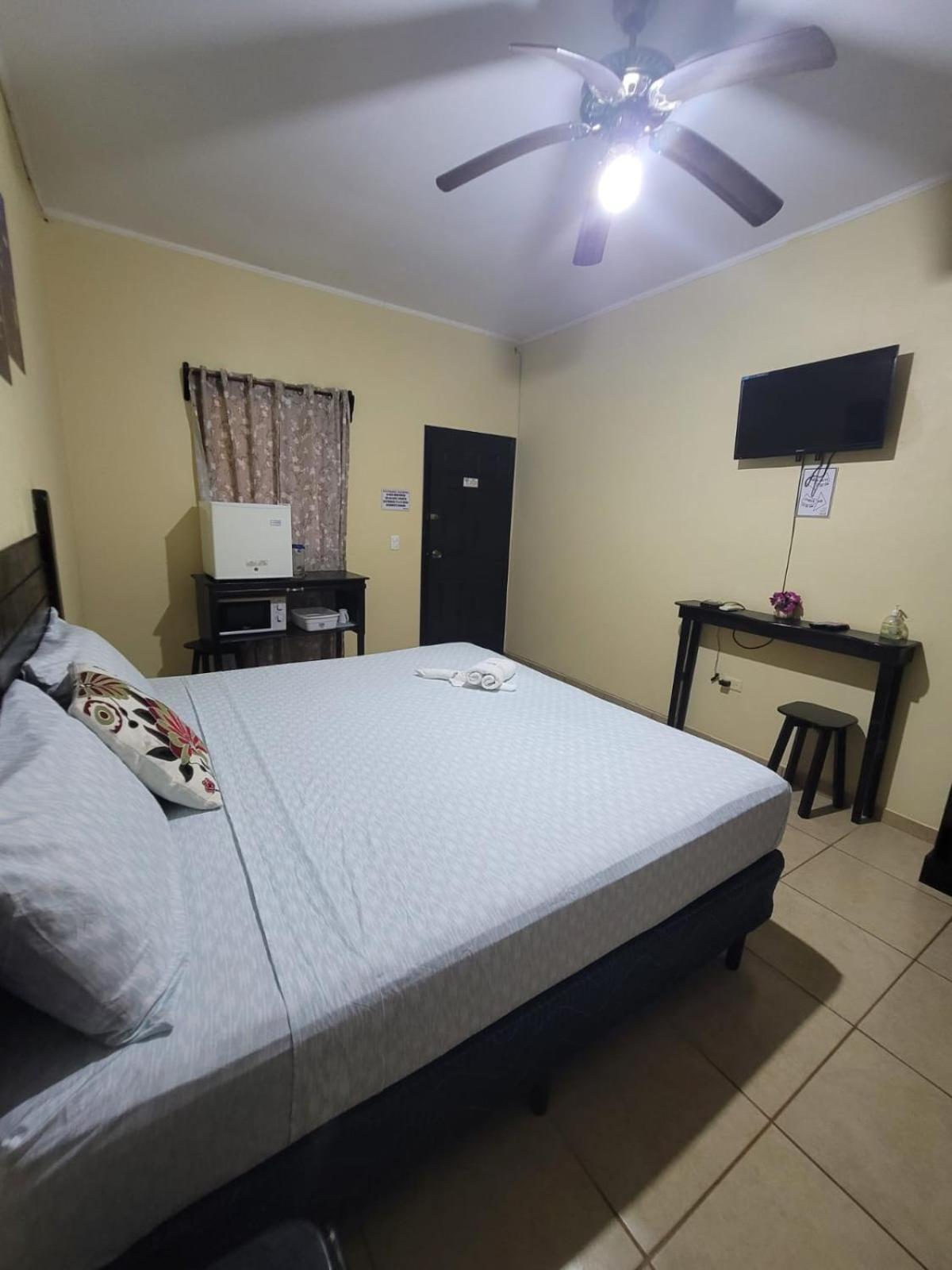 B Aparts Hotel Coxen Hole Exterior photo