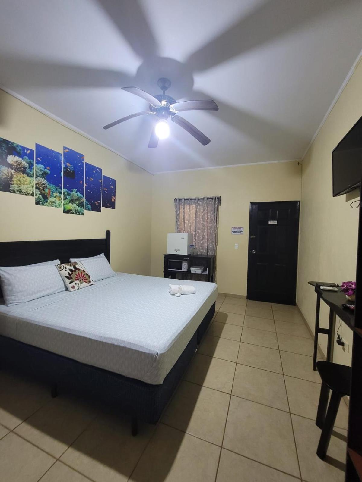 B Aparts Hotel Coxen Hole Exterior photo