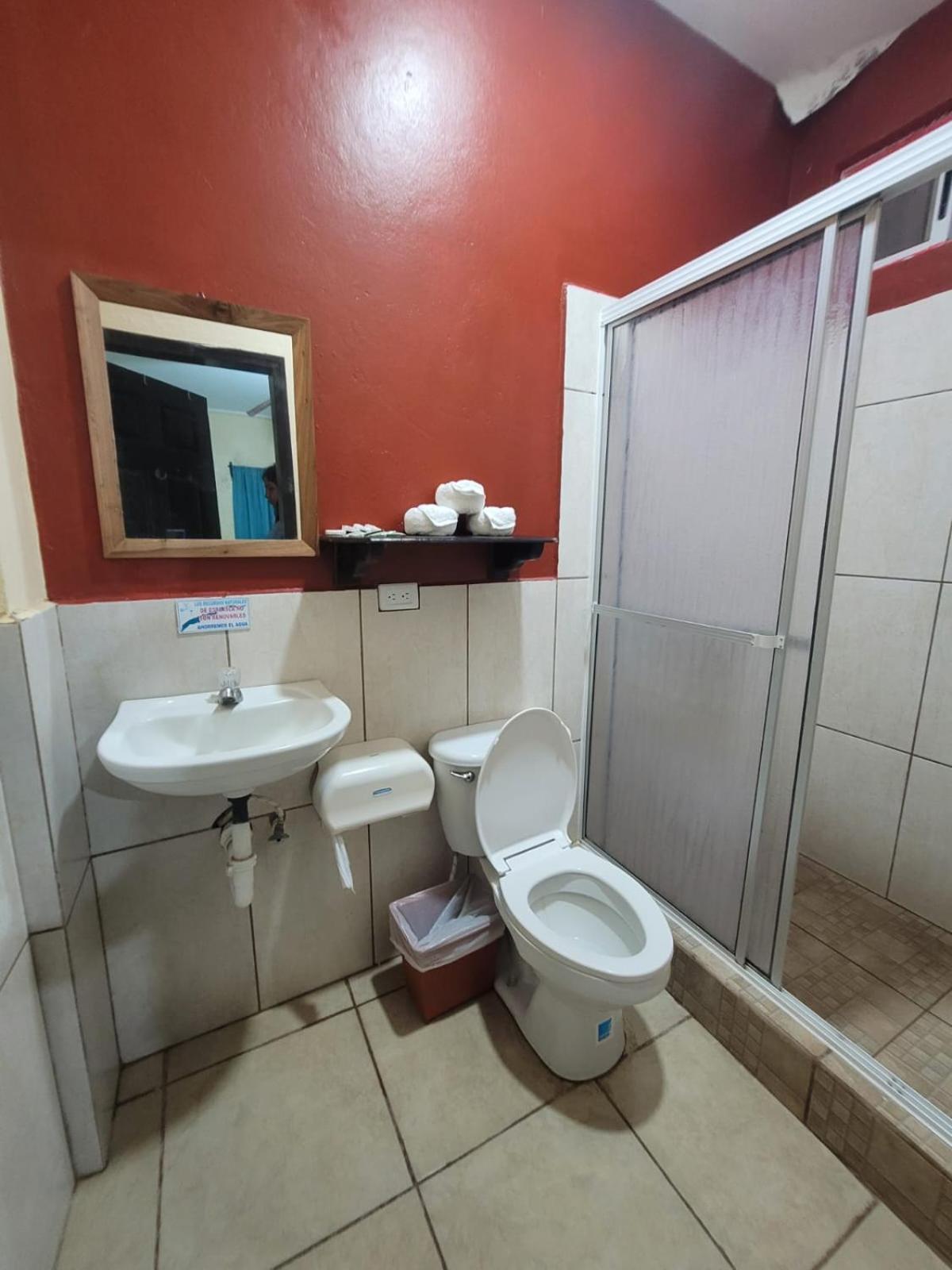 B Aparts Hotel Coxen Hole Exterior photo