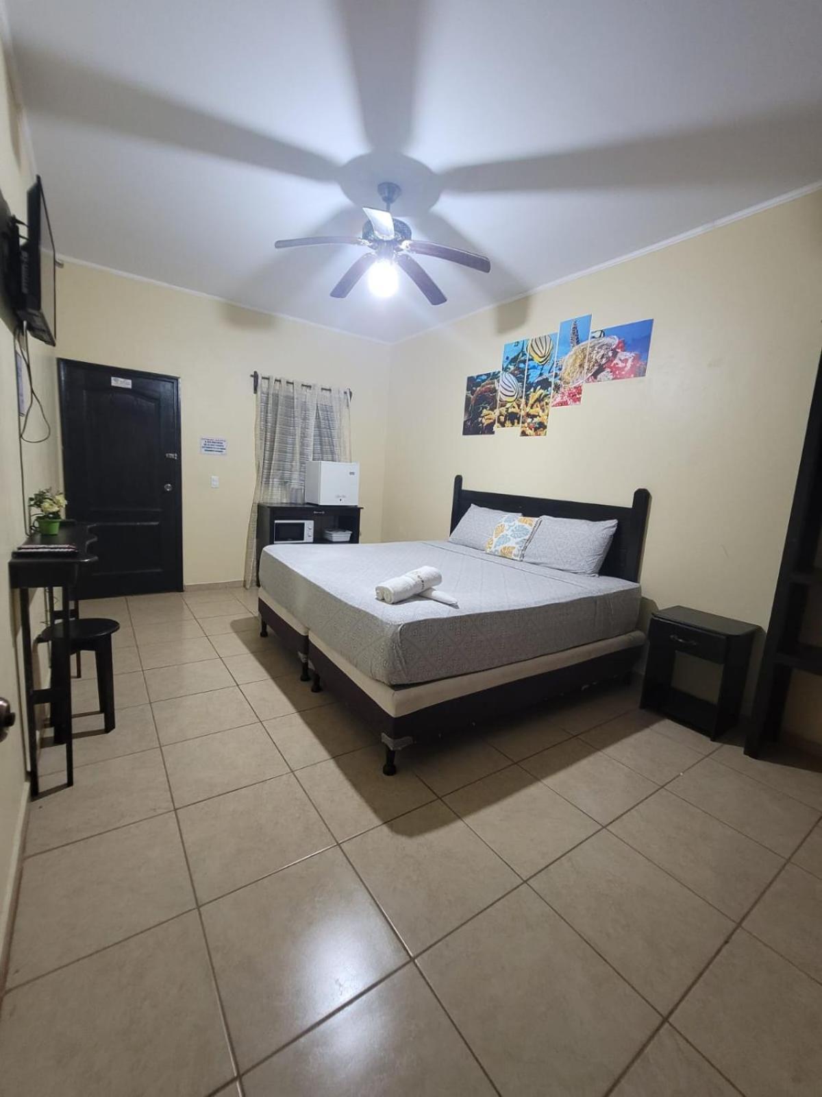B Aparts Hotel Coxen Hole Exterior photo